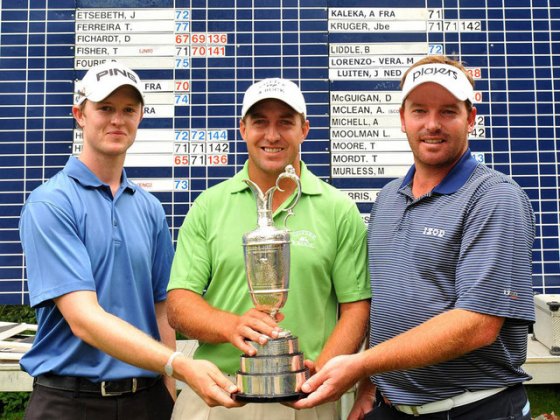 Darren Fidchart, Jean Hugo y Josh Cunliffe posan con la Jarra de Clarete tras ganarse el billete a St. Andrews.