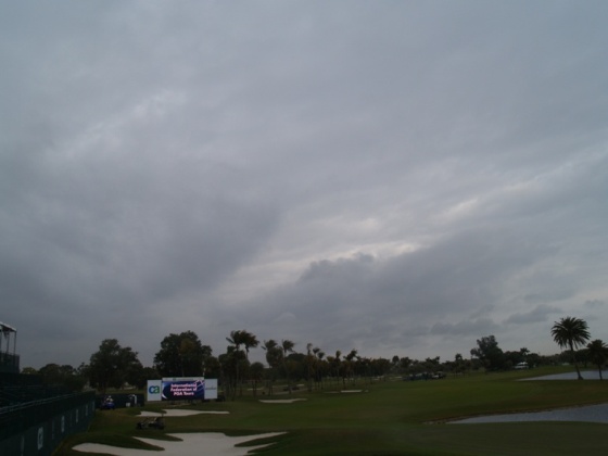 Las nubes amenazan lluvia sobre el hoyo 18 de Doral. (Imagen tomada a las 14.10, hora española)