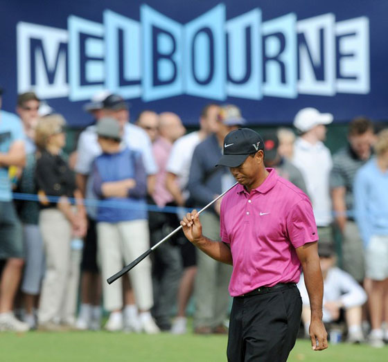 Tiger se lamenta por uno de los muchos putts que ha fallado en el día de hoy.