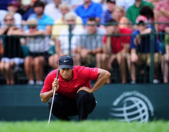 Tiger Woods examina un putt durante la ronda final del Bridgestone que ganó el año pasado.