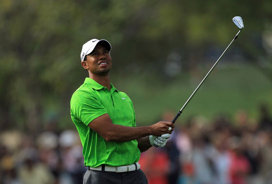 Tiger Woods mira atentamente su bola después de golpear hoy en la segunda vuelta de Dubai.