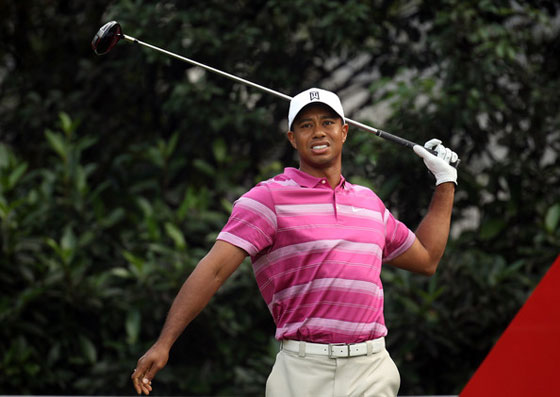 Tiger se lamenta tras un mal tiro desde el tee durante la segunda jornada del WGC HSBC Champions.