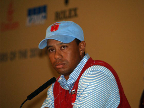 Tiger mira fijamente a un periodista durante la rueda de prensa de hoy en Celtic Manor.