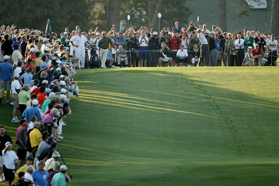 Tiger Woods pega su golpe de salida en el tee del 1 hoy rodeado de una enorme expectación.
