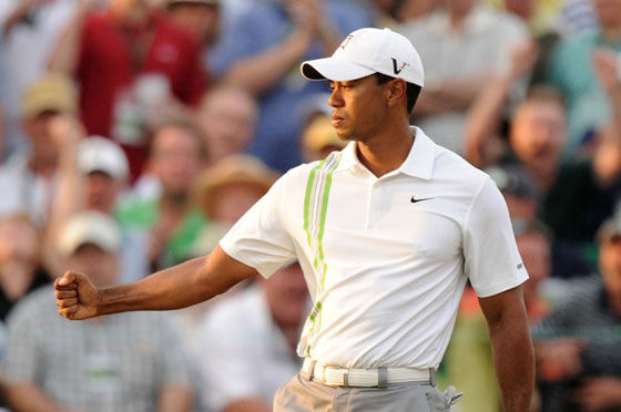 Tiger Woods celebra el birdie que ha conseguido en el hoyo 18.