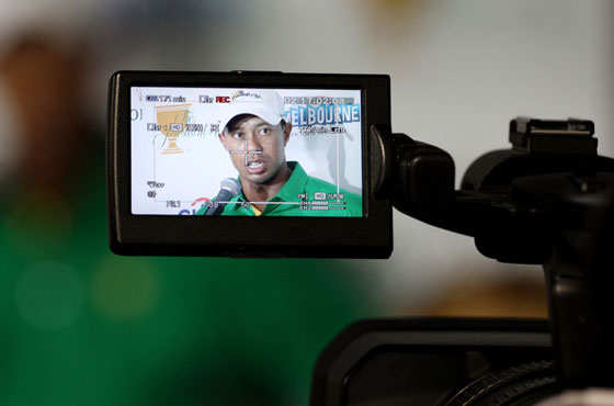 Tiger Woods es enfocado por una camara de televisión durante su rueda de prensa en Melbourne.
