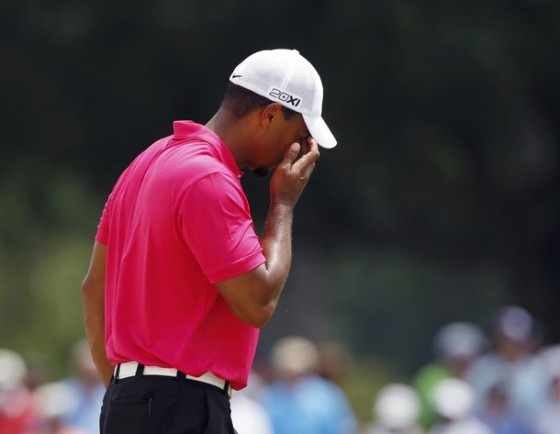 Tiger Woods se lleva la mano a la cara en un gesto claro de desesperación.