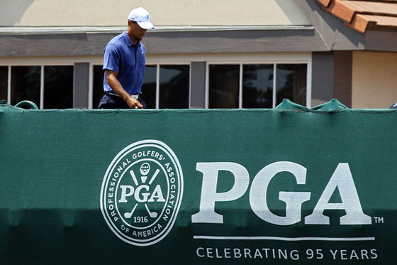 Tiger Woods cruza un puente durante el pasado PGA Championship en Atlanta.