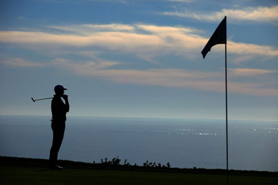 Tiger Woods se muestra pensativo durante el Pro-Am celebrado en el Farmers Insurance Open.