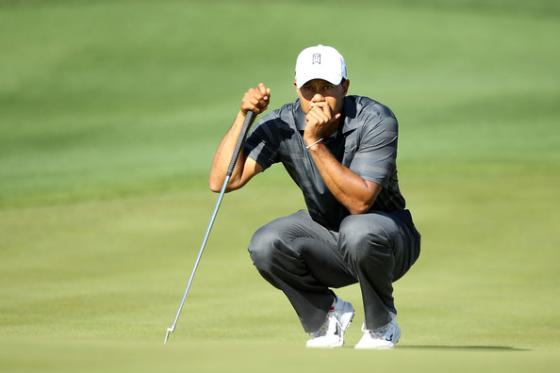 Tiger Woods analiza un putt durante el pasado WGC Accenture.