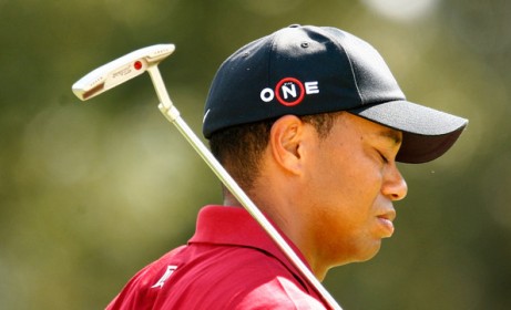 Tiger Woods hace un gesto de contrariedad ayer en el The Tour.