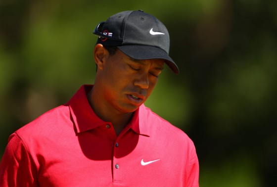 Tiger Woods se lamenta el domingo antes de retirarse del The Players.