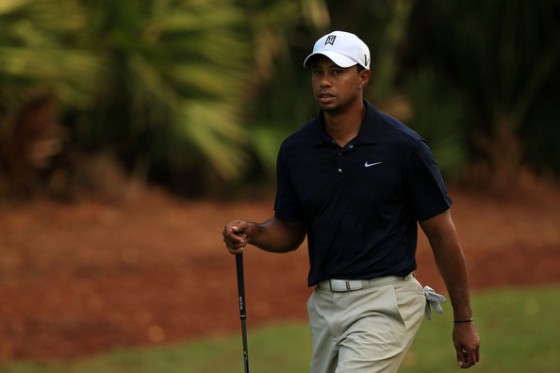 Tiger Woods, con gesto serio, se apoyaba en el palo ayer para caminar por Sawgrass.