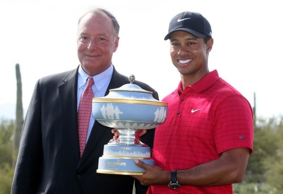 Tiger Woods posa con el trofeo de ganador del WGC-Accenture en 2008. Eran otros tiempos...