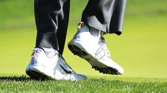 Un detalle de las zapatillas de Tiger Woods, ayer durante su segunda vuelta en el Chevron.