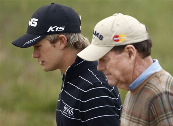 Tom Watson y Tom Lewis camina juntos por una de las calles de Royal St. George's hoy.