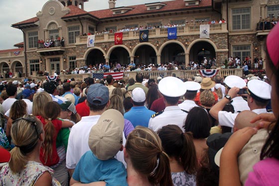 Tim McGraw canta delante de un público absolutamente volcado.