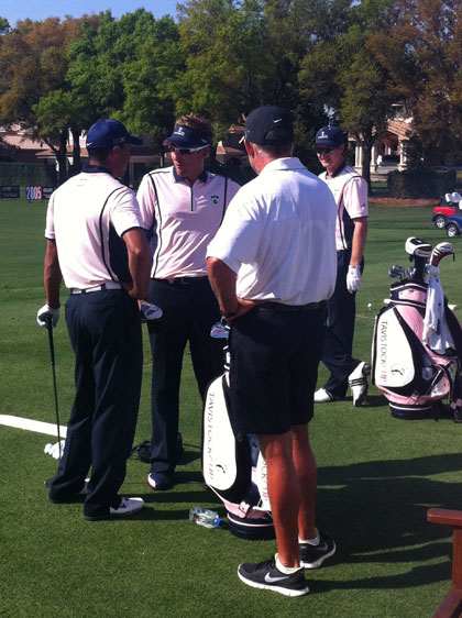 Tiger y Poulter bromean en la cancha de prácticas.