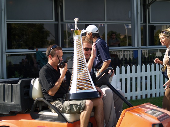 Este es el trofeo que recibirá el ganador de la Race to Dubai. Los dos grandes candidatos: Luke Donald y Rory McIlroy.