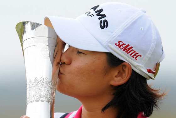 Yani Tseng besa el trofeo del British Open que conquistó el pasado verano.