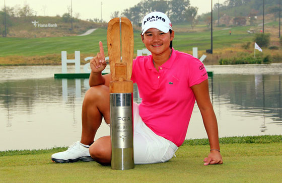Una imagen muy habitual esta temporada... Yani Tseng, con el trofeo de ganadora.