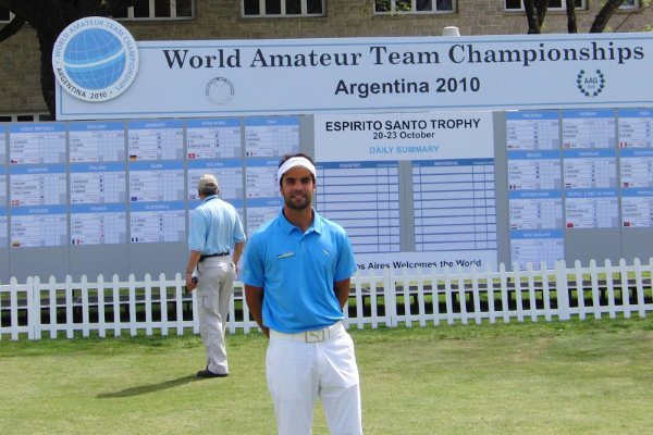 Nuestro experto cronista posa a pie de leaderboard en el Buenos Aires Golf.