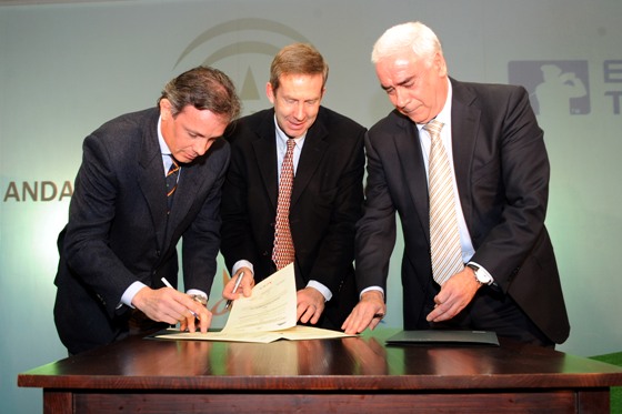 Felipe Ortiz Patiño, Keith Waters y Luciano Alonso firman el protocolo. Juan José Úbeda.