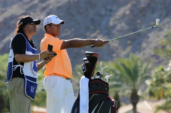 Vegas apunta con su palo y habla con el caddie en la última ronda del Bob Hope.