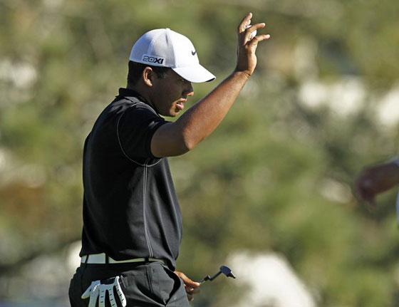 Jhonattan Vegas saluda al público ayer durante su segunda ronda en el Farmers.