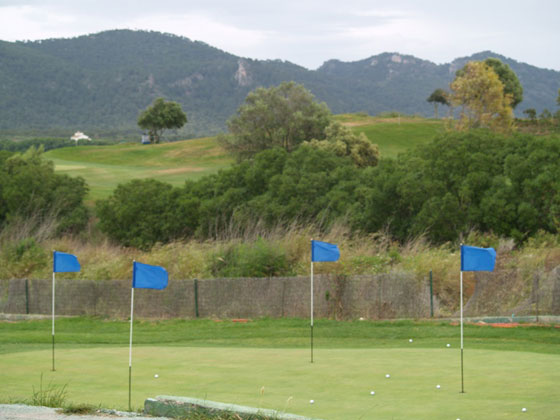 Las banderas del campo de prácticas indican perfectamente la intensidad con la que está soplando el viento.