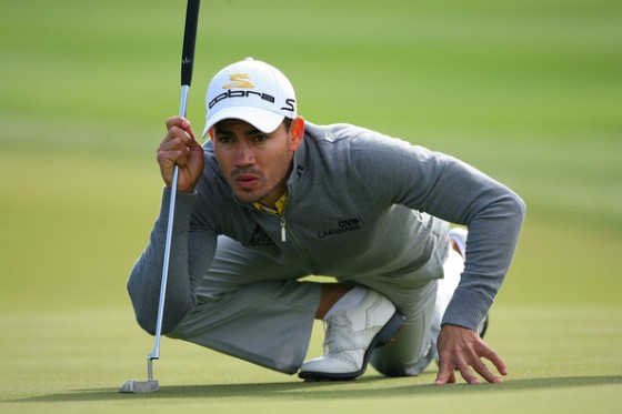 Camilo Villegas estudia un putt durante su partido de semifinales contra Paul Casey.