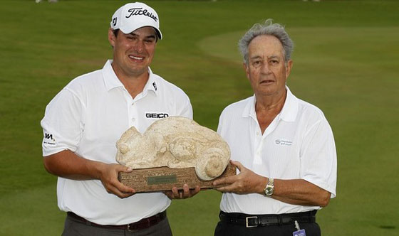 El empresario español, Juan Miguel Villar Mir, entrega el trofeo de campeón del Mayakoba a Johnson Wagner.