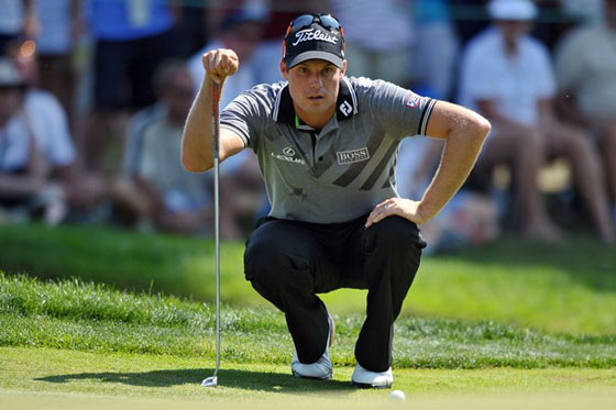 Nick Watney estudia un putt durante la ronda de ayer en el AT&T.
