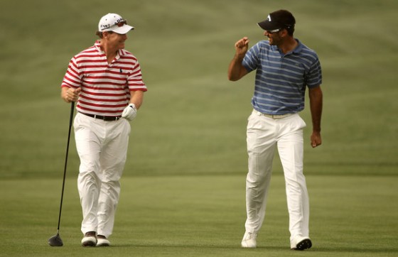 Tom Watson y Álvaro Quirós mantienen una animada charla en Dubai.
