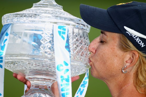 Karrie Webb besa por séptima vez el trofeo del ANZ Masters.