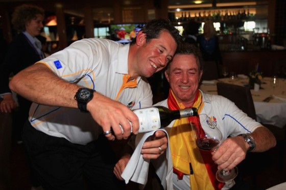 Lee Westwood sirve una copa de vino a Miguel Ángel Jiménez durante la celebración de la Ryder.