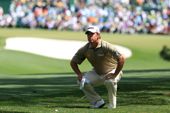 Lee Westwood estudia cómo salvar los árboles en su segundo tiro del hoyo 1 ayer.