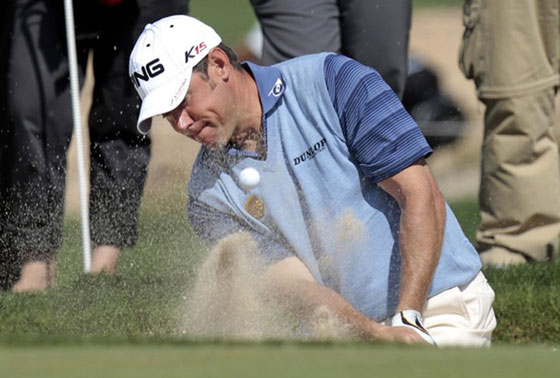 Lee Westwood hace una sacada de búnker hoy en Qatar.