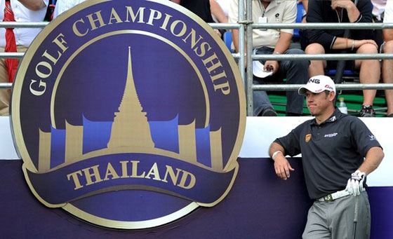 Lee Westwood espera su turno para pegar desde el tee hoy en Tailandia.