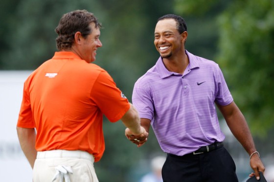 Lee Westwood saluda a Tiger Woods durante el pasado WGC-Bridgestone.