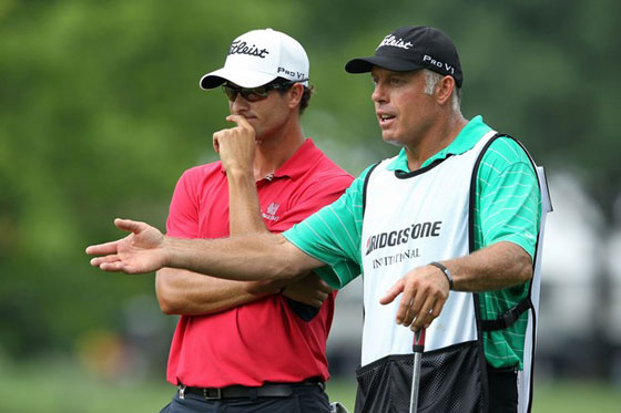 Steve Williams dialoga con Adam Scott durante la primera vuelta del Bridgestone en Firestone.