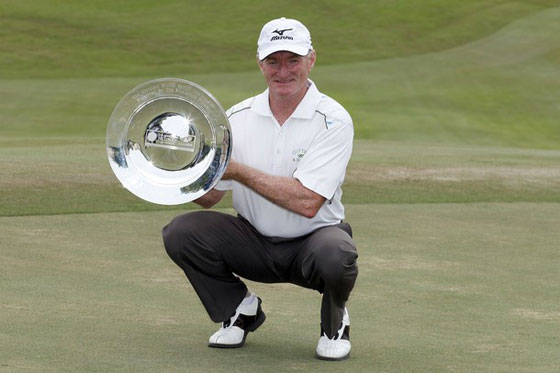 Chris Williams posa con el trofeo de ganador del Aberdeen Brunei Senior Masters.