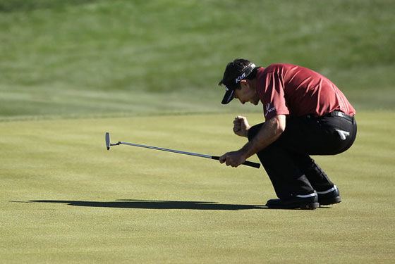 Mark Wilson celebra ayer su victoria en Arizona nada más embocar su putt de birdie en el desempate.