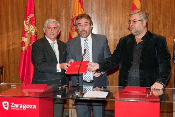 De izquierda a derecha, Gonzaga Escauriza, Presidente de la RFEG; Juan Alberto Belloch, Alcalde de Zaragoza; y Alberto Ferraz, Presidente de la Junta de Compensación.