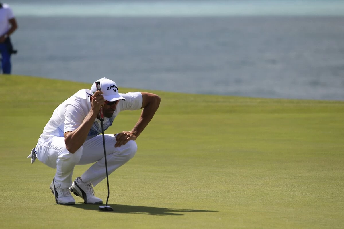 Alvaro Quiros estudia el putt decisivo en el hoyo 72. © Golffile | Fran Caffrey Alvaro Quiros estudia el putt decisivo en el hoyo 72. © Golffile | Fran Caffrey