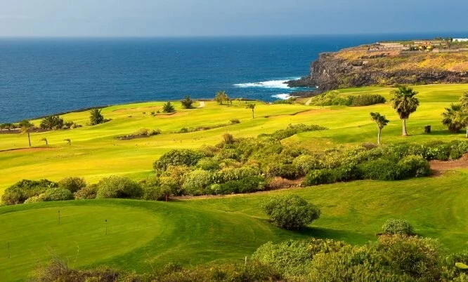 Vista áerea del espectacular campo de golf de Buenavista en Tenerife.