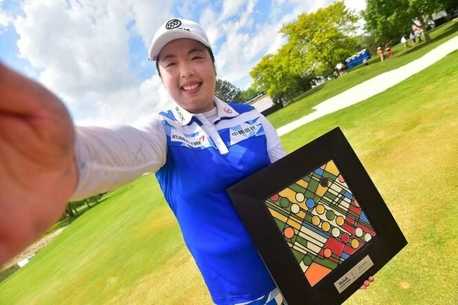 El clásico selfie ganador de Shanshan Feng en el LPGA Volvik Championship.