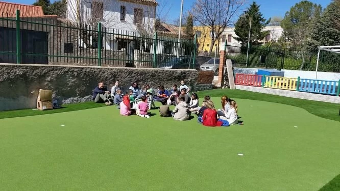 Los niños del colegio Los Olivos de Brea de Tajo en su green.