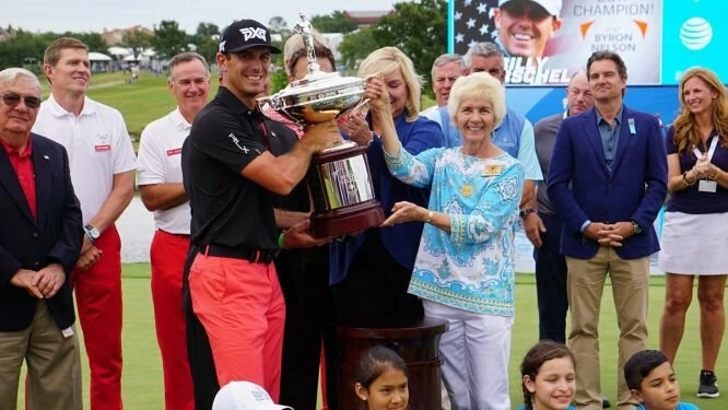 Billy Horschel posa con el trofeo de campeón del Byron Nelson. © PGA Tour