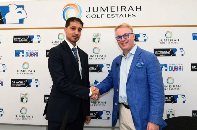 Abdulaziz Bukhatir, director ejecutivo de Jumeirah Golf Estates estrecha la mano de Keith Pelley, director ejecutivo del European Tour. © Getty Images
